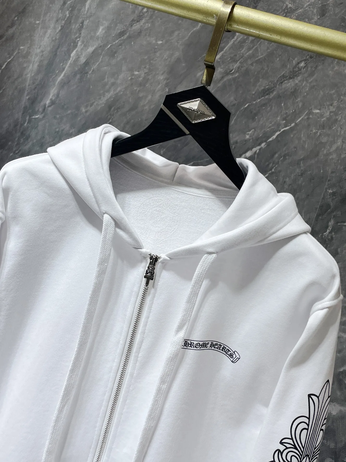 P260 Chrome Hearts Autumn and Winter 2025 Counter Synchronization ❤️ Crow Cross Pink Sword Short Sleeve Zipper Sweater Improved customized version of 1:1 high-weight high-quality fabric Recommended color: White Black Size: S, M, L, XL.